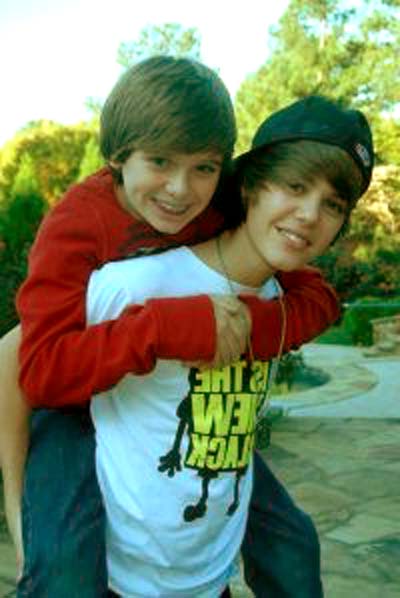 i love justin bieber pictures. boys i love justin receive