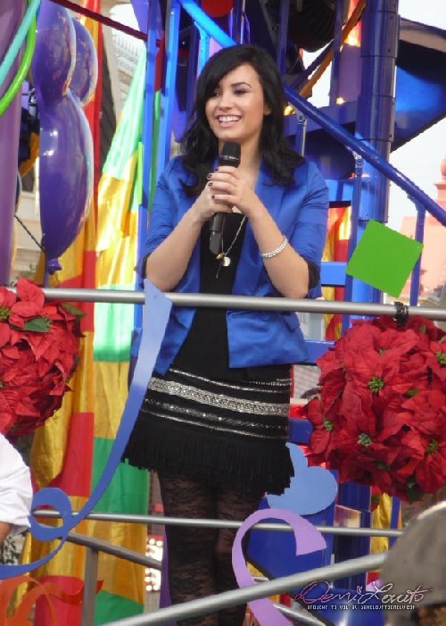 Demi Lovato photo - NOVEMBER 9TH - 2009 Disney Parks ...