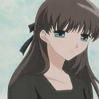 Na fotce je Tohru převlečená k návštěve matčina hrobu
