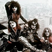 kiss-631902-w200.jpg