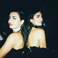 Charli a zpěvačka Dua Lipa 