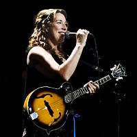 beth-nielsen-chapman-600393-w200.jpg