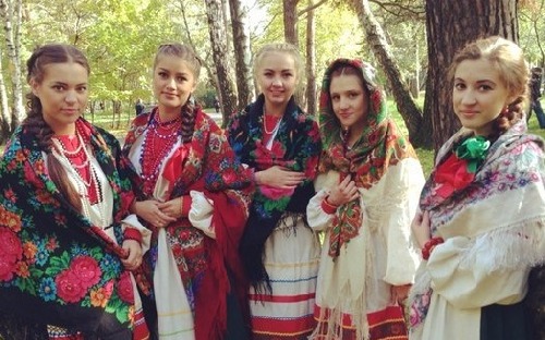 Fonte: https://img.karaoke-lyrics.net/img/artists/735_artid/73502/beloe-zlato-620743.jpg